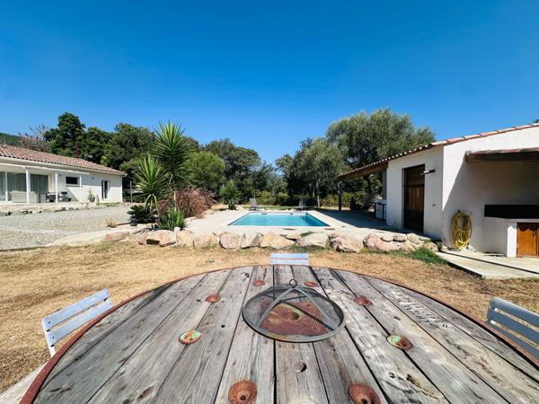 CALME – PISCINE – GRANDS ESPACES – 3 CHAMBRES – TERRAIN