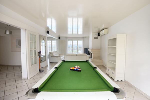 MAISON FAMILIALE AVEC PISCINE - LA QUEUE-EN-BRIE : À DEUX PAS DU GOLF D'ORMESSON €560 000 ** - Référence 6665-NG