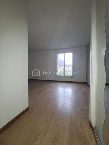 ***** Sur la commune de Breuillet *****
Venez découvrir ce bel appartement F2 situé au 1er étage d’un immeuble de 3 étages, en plein centre-ville et à proximité immédiate de toutes les commodités.
La gare RER C est accessible en seulement 5 minutes, un véritable atout pour vos déplacements quotidiens.
L’appartement se compose d’une entrée avec placard, donnant sur une belle pièce de vie lumineuse d’environ 24 m², agrémentée de deux grandes fenêtres et d’un espace cuisine.
Vous disposerez également d’une belle chambre ainsi que d’une salle de bains avec WC.
Les atouts de ce bien :
- Fenêtres en PVC double vitrage
- Fibre optique
- Box privatif en sous-sol
- Emplacement en plein centre-ville
- Proximité immédiate des commerces et commodités
- Gare RER C à seulement 5 minutes
Un appartement lumineux, fonctionnel et idéalement situé, parfait pour un premier achat ou un investissement locatif.
***** VISITE POSSIBLE 7j/7 jusqu'à 21h30 *****
