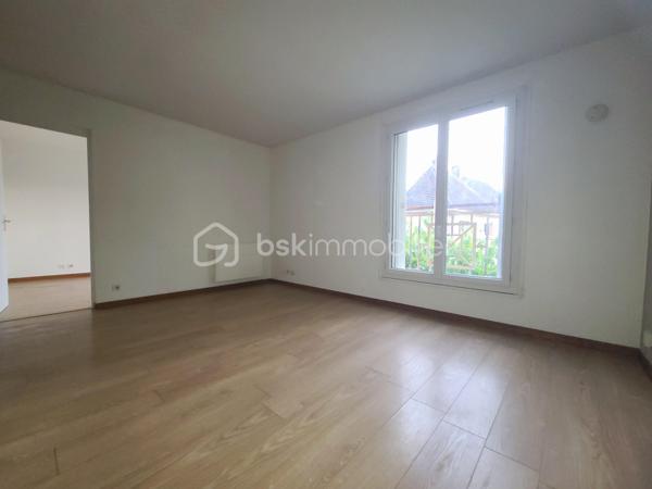 ***** Sur la commune de Breuillet *****
Venez découvrir ce bel appartement F2 situé au 1er étage d’un immeuble de 3 étages, en plein centre-ville et à proximité immédiate de toutes les commodités.
La gare RER C est accessible en seulement 5 minutes, un véritable atout pour vos déplacements quotidiens.
L’appartement se compose d’une entrée avec placard, donnant sur une belle pièce de vie lumineuse d’environ 24 m², agrémentée de deux grandes fenêtres et d’un espace cuisine.
Vous disposerez également d’une belle chambre ainsi que d’une salle de bains avec WC.
Les atouts de ce bien :
- Fenêtres en PVC double vitrage
- Fibre optique
- Box privatif en sous-sol
- Emplacement en plein centre-ville
- Proximité immédiate des commerces et commodités
- Gare RER C à seulement 5 minutes
Un appartement lumineux, fonctionnel et idéalement situé, parfait pour un premier achat ou un investissement locatif.
***** VISITE POSSIBLE 7j/7 jusqu'à 21h30 *****