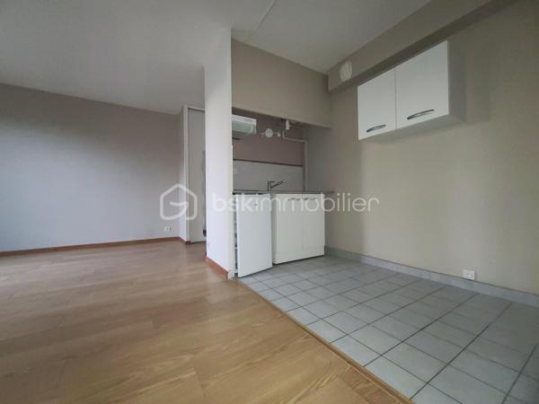 ***** Sur la commune de Breuillet *****
Venez découvrir ce bel appartement F2 situé au 1er étage d’un immeuble de 3 étages, en plein centre-ville et à proximité immédiate de toutes les commodités.
La gare RER C est accessible en seulement 5 minutes, un véritable atout pour vos déplacements quotidiens.
L’appartement se compose d’une entrée avec placard, donnant sur une belle pièce de vie lumineuse d’environ 24 m², agrémentée de deux grandes fenêtres et d’un espace cuisine.
Vous disposerez également d’une belle chambre ainsi que d’une salle de bains avec WC.
Les atouts de ce bien :
- Fenêtres en PVC double vitrage
- Fibre optique
- Box privatif en sous-sol
- Emplacement en plein centre-ville
- Proximité immédiate des commerces et commodités
- Gare RER C à seulement 5 minutes
Un appartement lumineux, fonctionnel et idéalement situé, parfait pour un premier achat ou un investissement locatif.
***** VISITE POSSIBLE 7j/7 jusqu'à 21h30 *****