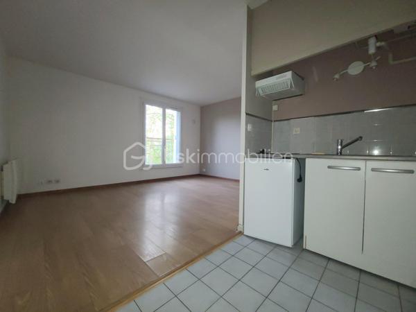 ***** Sur la commune de Breuillet *****
Venez découvrir ce bel appartement F2 situé au 1er étage d’un immeuble de 3 étages, en plein centre-ville et à proximité immédiate de toutes les commodités.
La gare RER C est accessible en seulement 5 minutes, un véritable atout pour vos déplacements quotidiens.
L’appartement se compose d’une entrée avec placard, donnant sur une belle pièce de vie lumineuse d’environ 24 m², agrémentée de deux grandes fenêtres et d’un espace cuisine.
Vous disposerez également d’une belle chambre ainsi que d’une salle de bains avec WC.
Les atouts de ce bien :
- Fenêtres en PVC double vitrage
- Fibre optique
- Box privatif en sous-sol
- Emplacement en plein centre-ville
- Proximité immédiate des commerces et commodités
- Gare RER C à seulement 5 minutes
Un appartement lumineux, fonctionnel et idéalement situé, parfait pour un premier achat ou un investissement locatif.
***** VISITE POSSIBLE 7j/7 jusqu'à 21h30 *****