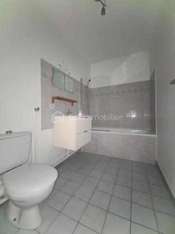 ***** Sur la commune de Breuillet *****
Venez découvrir ce bel appartement F2 situé au 1er étage d’un immeuble de 3 étages, en plein centre-ville et à proximité immédiate de toutes les commodités.
La gare RER C est accessible en seulement 5 minutes, un véritable atout pour vos déplacements quotidiens.
L’appartement se compose d’une entrée avec placard, donnant sur une belle pièce de vie lumineuse d’environ 24 m², agrémentée de deux grandes fenêtres et d’un espace cuisine.
Vous disposerez également d’une belle chambre ainsi que d’une salle de bains avec WC.
Les atouts de ce bien :
- Fenêtres en PVC double vitrage
- Fibre optique
- Box privatif en sous-sol
- Emplacement en plein centre-ville
- Proximité immédiate des commerces et commodités
- Gare RER C à seulement 5 minutes
Un appartement lumineux, fonctionnel et idéalement situé, parfait pour un premier achat ou un investissement locatif.
***** VISITE POSSIBLE 7j/7 jusqu'à 21h30 *****