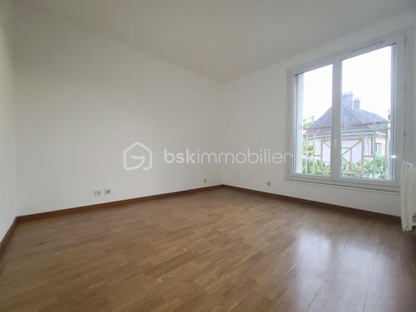 ***** Sur la commune de Breuillet *****
Venez découvrir ce bel appartement F2 situé au 1er étage d’un immeuble de 3 étages, en plein centre-ville et à proximité immédiate de toutes les commodités.
La gare RER C est accessible en seulement 5 minutes, un véritable atout pour vos déplacements quotidiens.
L’appartement se compose d’une entrée avec placard, donnant sur une belle pièce de vie lumineuse d’environ 24 m², agrémentée de deux grandes fenêtres et d’un espace cuisine.
Vous disposerez également d’une belle chambre ainsi que d’une salle de bains avec WC.
Les atouts de ce bien :
- Fenêtres en PVC double vitrage
- Fibre optique
- Box privatif en sous-sol
- Emplacement en plein centre-ville
- Proximité immédiate des commerces et commodités
- Gare RER C à seulement 5 minutes
Un appartement lumineux, fonctionnel et idéalement situé, parfait pour un premier achat ou un investissement locatif.
***** VISITE POSSIBLE 7j/7 jusqu'à 21h30 *****