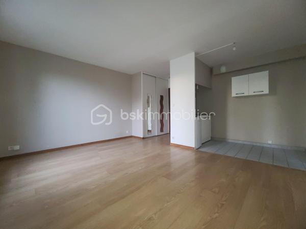 ***** Sur la commune de Breuillet *****
Venez découvrir ce bel appartement F2 situé au 1er étage d’un immeuble de 3 étages, en plein centre-ville et à proximité immédiate de toutes les commodités.
La gare RER C est accessible en seulement 5 minutes, un véritable atout pour vos déplacements quotidiens.
L’appartement se compose d’une entrée avec placard, donnant sur une belle pièce de vie lumineuse d’environ 24 m², agrémentée de deux grandes fenêtres et d’un espace cuisine.
Vous disposerez également d’une belle chambre ainsi que d’une salle de bains avec WC.
Les atouts de ce bien :
- Fenêtres en PVC double vitrage
- Fibre optique
- Box privatif en sous-sol
- Emplacement en plein centre-ville
- Proximité immédiate des commerces et commodités
- Gare RER C à seulement 5 minutes
Un appartement lumineux, fonctionnel et idéalement situé, parfait pour un premier achat ou un investissement locatif.
***** VISITE POSSIBLE 7j/7 jusqu'à 21h30 *****