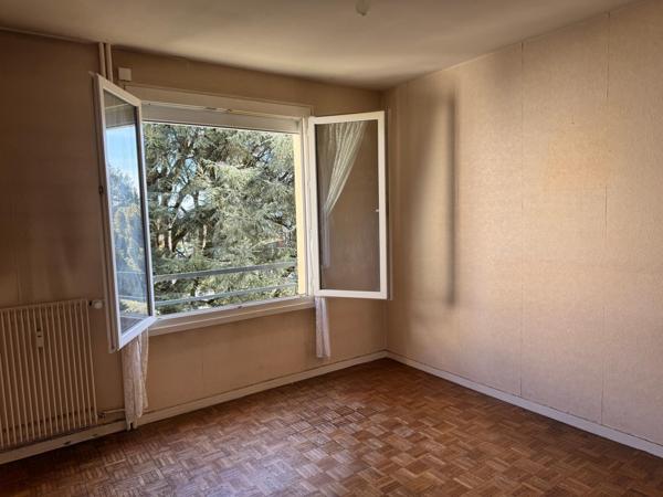 Remise en beauté en attente ! Avis aux investisseurs ou premier achat pour résidence principale !