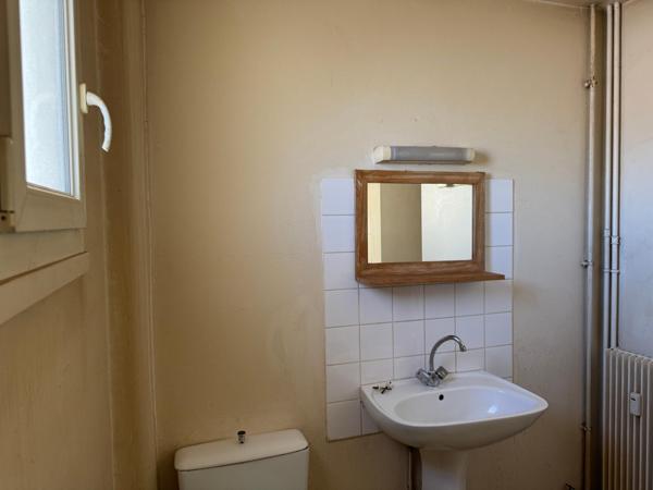 Remise en beauté en attente ! Avis aux investisseurs ou premier achat pour résidence principale !