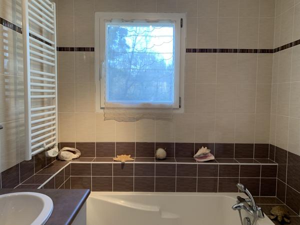 La Verpillière (38290) LA VERPILLIERE - MAISON 170 m² 3 CHAMBRES POSSIBILITE 4 AVEC GARAGE ET ANNEXES SUR UN TERRAIN DE 3146 m²