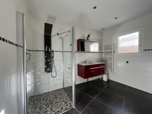 La Verpillière (38290) LA VERPILLIERE - MAISON 170 m² 3 CHAMBRES POSSIBILITE 4 AVEC GARAGE ET ANNEXES SUR UN TERRAIN DE 3146 m²