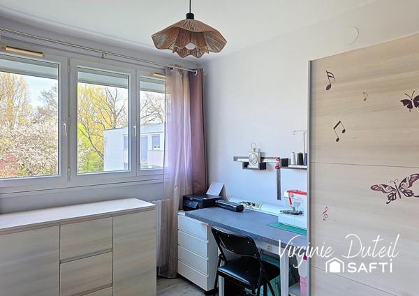 Dernier étage – 5 pièces lumineux de 82 m² – 3 chambres – Résidence verdoyante avec parking