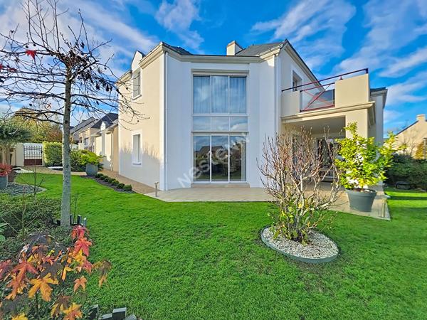 Maison à vendre à Ancenis-Saint-Géréon, quartier très recherché, 4 chambres, grand garage, terrain clos et paysagé