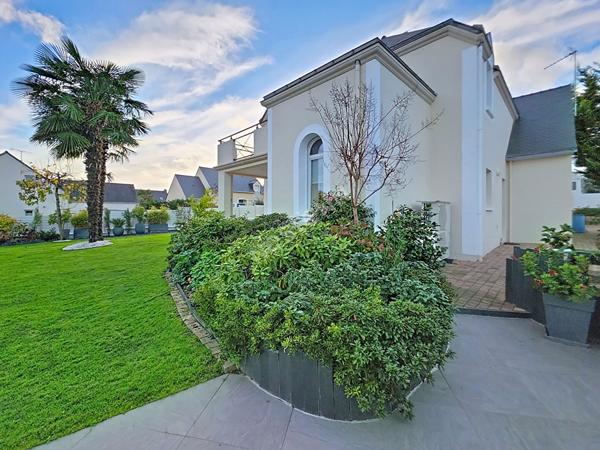 Maison à vendre à Ancenis-Saint-Géréon, quartier très recherché, 4 chambres, grand garage, terrain clos et paysagé