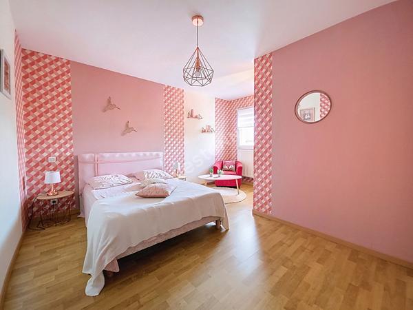 Maison à vendre à Ancenis-Saint-Géréon, quartier très recherché, 4 chambres, grand garage, terrain clos et paysagé