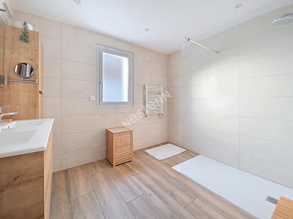 Maison à vendre à Ancenis-Saint-Géréon, quartier très recherché, 4 chambres, grand garage, terrain clos et paysagé