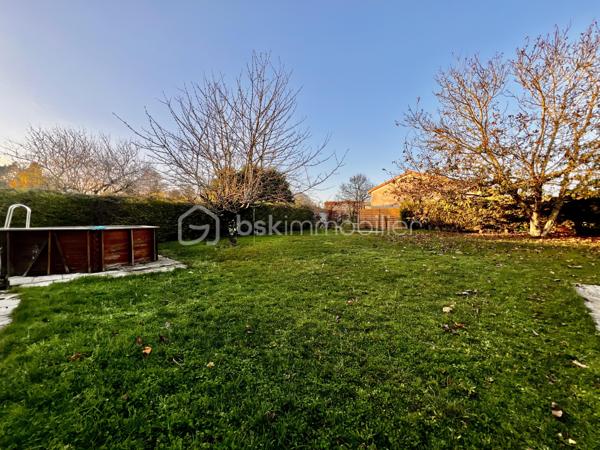 Située dans un environnement paisible et recherché, cette jolie maison avec jardin est baignée de lumière et offre un cadre de vie idéal pour une famille ou un projet d’investissement locatif (colocation, location classique, etc.). Proche des commerces et des écoles. 

Elle s’ouvre sur une entrée donnant sur un séjour spacieux, ainsi qu’une cuisine équipée ouverte créant un espace de vie convivial et lumineux. 
Vous profiterez également d’un salon avec cheminée avec insert pour des soirées d’hiver confortables et chaleureuses. 

Depuis le séjour, vous accédez à une terrasse parfaite pour profiter du coucher du soleil.

La partie nuit se compose d’un couloir desservant:
   - 3 chambres avec placards (10,5m2, 11m2 et 11,5m2)
- une salle d’eau, 
- une salle de bain avec bain à remous pour les moments de détente et une douche supplémentaire 
- un WC indépendant.

Un atout majeur : son grand sous-sol, offrant de multiples possibilités
• Stationnement pour deux véhicules ( fosse pour les amateurs de mécanique) 
• Espace buanderie
• Grande zone de stockage
• Espaces modulables : atelier, salle de sport, pièce hobby…

Un garage indépendant supplémentaire permet le stationnement d’un véhicule additionnel ou du stockage complémentaire.

À l’extérieur, vous profiterez d’un jardin arboré, agréable et entièrement clôturé, idéal pour laisser les enfants jouer en toute sécurité. Il comprend également une piscine hors-sol avec système de filtration à sable, ainsi que des arbres fruitiers pour une ambiance douce et naturelle.

Pour votre confort, la maison est équipée d’une pompe à chaleur, de fenêtres PVC double vitrage et d’un système d’alarme.

Un bien rare à Villedieu-du-Clain, alliant confort, calme, volumes et potentiel. 

Pour organiser rapidement une visite ou obtenir des photos supplémentaires, contactez-nous du lundi au samedi de 8h à 20h.