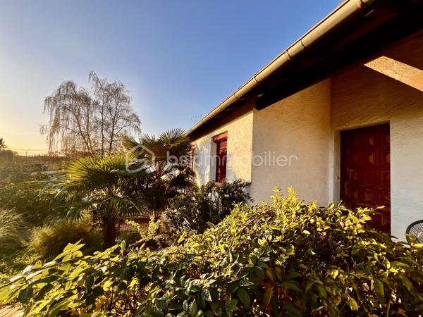 Située dans un environnement paisible et recherché, cette jolie maison avec jardin est baignée de lumière et offre un cadre de vie idéal pour une famille ou un projet d’investissement locatif (colocation, location classique, etc.). Proche des commerces et des écoles. 

Elle s’ouvre sur une entrée donnant sur un séjour spacieux, ainsi qu’une cuisine équipée ouverte créant un espace de vie convivial et lumineux. 
Vous profiterez également d’un salon avec cheminée avec insert pour des soirées d’hiver confortables et chaleureuses. 

Depuis le séjour, vous accédez à une terrasse parfaite pour profiter du coucher du soleil.

La partie nuit se compose d’un couloir desservant:
   - 3 chambres avec placards (10,5m2, 11m2 et 11,5m2)
- une salle d’eau, 
- une salle de bain avec bain à remous pour les moments de détente et une douche supplémentaire 
- un WC indépendant.

Un atout majeur : son grand sous-sol, offrant de multiples possibilités
• Stationnement pour deux véhicules ( fosse pour les amateurs de mécanique) 
• Espace buanderie
• Grande zone de stockage
• Espaces modulables : atelier, salle de sport, pièce hobby…

Un garage indépendant supplémentaire permet le stationnement d’un véhicule additionnel ou du stockage complémentaire.

À l’extérieur, vous profiterez d’un jardin arboré, agréable et entièrement clôturé, idéal pour laisser les enfants jouer en toute sécurité. Il comprend également une piscine hors-sol avec système de filtration à sable, ainsi que des arbres fruitiers pour une ambiance douce et naturelle.

Pour votre confort, la maison est équipée d’une pompe à chaleur, de fenêtres PVC double vitrage et d’un système d’alarme.

Un bien rare à Villedieu-du-Clain, alliant confort, calme, volumes et potentiel. 

Pour organiser rapidement une visite ou obtenir des photos supplémentaires, contactez-nous du lundi au samedi de 8h à 20h.