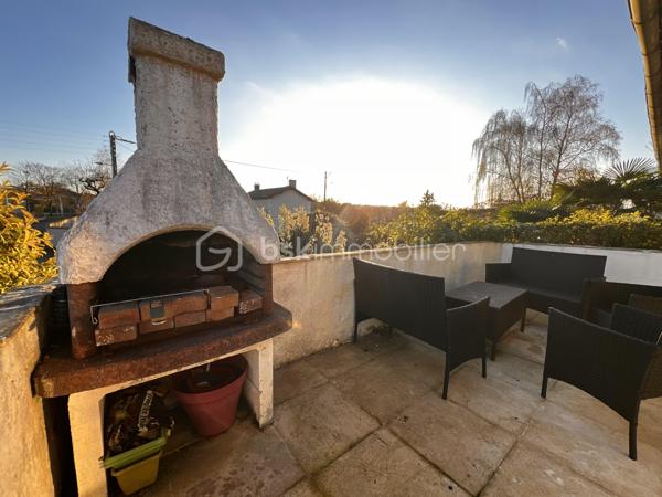 Située dans un environnement paisible et recherché, cette jolie maison avec jardin est baignée de lumière et offre un cadre de vie idéal pour une famille ou un projet d’investissement locatif (colocation, location classique, etc.). Proche des commerces et des écoles. 

Elle s’ouvre sur une entrée donnant sur un séjour spacieux, ainsi qu’une cuisine équipée ouverte créant un espace de vie convivial et lumineux. 
Vous profiterez également d’un salon avec cheminée avec insert pour des soirées d’hiver confortables et chaleureuses. 

Depuis le séjour, vous accédez à une terrasse parfaite pour profiter du coucher du soleil.

La partie nuit se compose d’un couloir desservant:
   - 3 chambres avec placards (10,5m2, 11m2 et 11,5m2)
- une salle d’eau, 
- une salle de bain avec bain à remous pour les moments de détente et une douche supplémentaire 
- un WC indépendant.

Un atout majeur : son grand sous-sol, offrant de multiples possibilités
• Stationnement pour deux véhicules ( fosse pour les amateurs de mécanique) 
• Espace buanderie
• Grande zone de stockage
• Espaces modulables : atelier, salle de sport, pièce hobby…

Un garage indépendant supplémentaire permet le stationnement d’un véhicule additionnel ou du stockage complémentaire.

À l’extérieur, vous profiterez d’un jardin arboré, agréable et entièrement clôturé, idéal pour laisser les enfants jouer en toute sécurité. Il comprend également une piscine hors-sol avec système de filtration à sable, ainsi que des arbres fruitiers pour une ambiance douce et naturelle.

Pour votre confort, la maison est équipée d’une pompe à chaleur, de fenêtres PVC double vitrage et d’un système d’alarme.

Un bien rare à Villedieu-du-Clain, alliant confort, calme, volumes et potentiel. 

Pour organiser rapidement une visite ou obtenir des photos supplémentaires, contactez-nous du lundi au samedi de 8h à 20h.