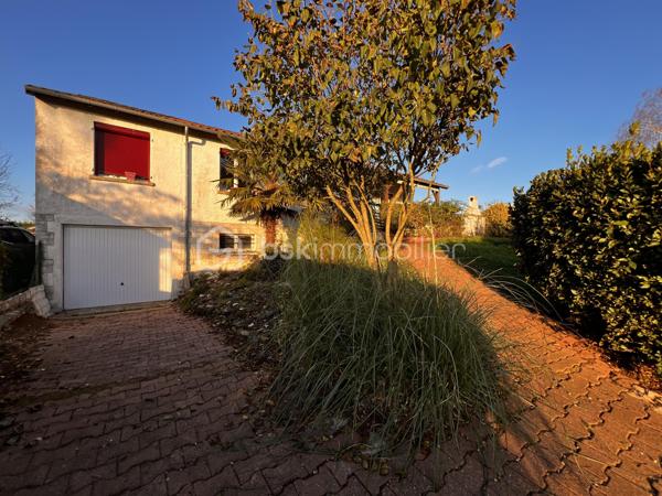 Située dans un environnement paisible et recherché, cette jolie maison avec jardin est baignée de lumière et offre un cadre de vie idéal pour une famille ou un projet d’investissement locatif (colocation, location classique, etc.). Proche des commerces et des écoles. 

Elle s’ouvre sur une entrée donnant sur un séjour spacieux, ainsi qu’une cuisine équipée ouverte créant un espace de vie convivial et lumineux. 
Vous profiterez également d’un salon avec cheminée avec insert pour des soirées d’hiver confortables et chaleureuses. 

Depuis le séjour, vous accédez à une terrasse parfaite pour profiter du coucher du soleil.

La partie nuit se compose d’un couloir desservant:
   - 3 chambres avec placards (10,5m2, 11m2 et 11,5m2)
- une salle d’eau, 
- une salle de bain avec bain à remous pour les moments de détente et une douche supplémentaire 
- un WC indépendant.

Un atout majeur : son grand sous-sol, offrant de multiples possibilités
• Stationnement pour deux véhicules ( fosse pour les amateurs de mécanique) 
• Espace buanderie
• Grande zone de stockage
• Espaces modulables : atelier, salle de sport, pièce hobby…

Un garage indépendant supplémentaire permet le stationnement d’un véhicule additionnel ou du stockage complémentaire.

À l’extérieur, vous profiterez d’un jardin arboré, agréable et entièrement clôturé, idéal pour laisser les enfants jouer en toute sécurité. Il comprend également une piscine hors-sol avec système de filtration à sable, ainsi que des arbres fruitiers pour une ambiance douce et naturelle.

Pour votre confort, la maison est équipée d’une pompe à chaleur, de fenêtres PVC double vitrage et d’un système d’alarme.

Un bien rare à Villedieu-du-Clain, alliant confort, calme, volumes et potentiel. 

Pour organiser rapidement une visite ou obtenir des photos supplémentaires, contactez-nous du lundi au samedi de 8h à 20h.