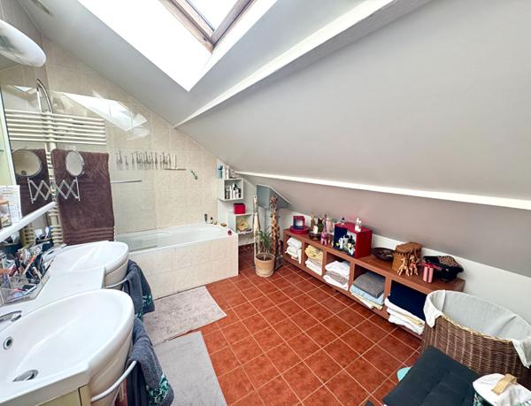 Maison familiale 5 pièces avec jardin et terrasses