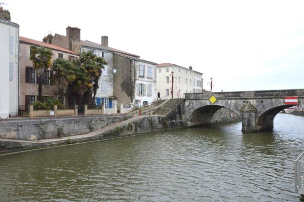 ENSEMBLE NON HABITABLE A RENOVER 17MARANS CENTRE VILLE