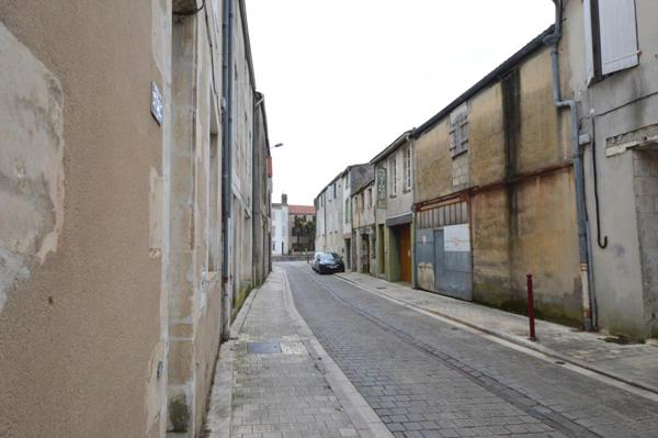 ENSEMBLE NON HABITABLE A RENOVER 17MARANS CENTRE VILLE