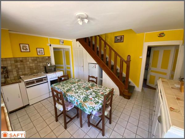 ANCIEN CORPS DE FERME BEAUX VOLUMES ET ANNEXES . GRAND TERRAIN AU CALME