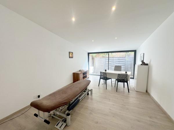 Appartement
                                                                                                                                                                                                                                                                                                                        2 pièce(s)                                                                                                                                                                                                          2 chambre(s)                                                                                                                                                                                                          79  m²