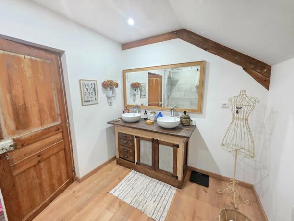 A 3 MN DE BESSINES - COUP DE COEUR POUR CETTE BELLE MAISON DE CARACTERE AVEC JOLI JARDIN ET PISCINE