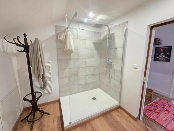 A 3 MN DE BESSINES - COUP DE COEUR POUR CETTE BELLE MAISON DE CARACTERE AVEC JOLI JARDIN ET PISCINE