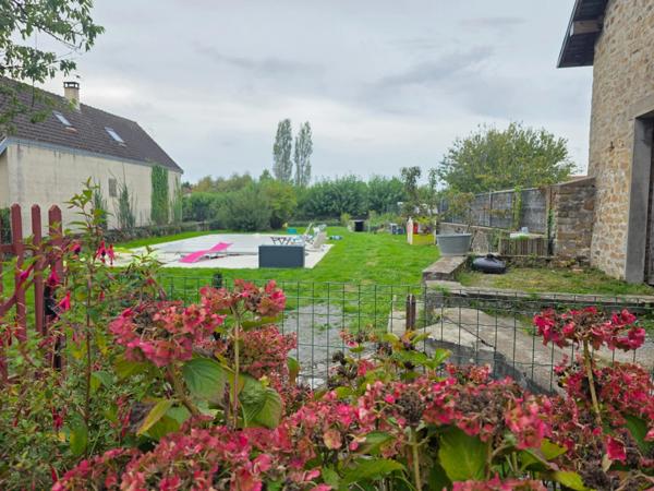 A 3 MN DE BESSINES - COUP DE COEUR POUR CETTE BELLE MAISON DE CARACTERE AVEC JOLI JARDIN ET PISCINE