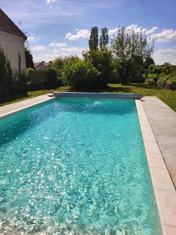 A 3 MN DE BESSINES - COUP DE COEUR POUR CETTE BELLE MAISON DE CARACTERE AVEC JOLI JARDIN ET PISCINE