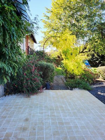 A 3 MN DE BESSINES - COUP DE COEUR POUR CETTE BELLE MAISON DE CARACTERE AVEC JOLI JARDIN ET PISCINE