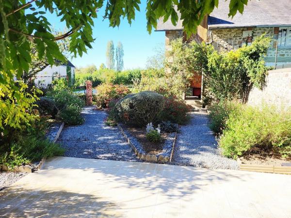 A 3 MN DE BESSINES - COUP DE COEUR POUR CETTE BELLE MAISON DE CARACTERE AVEC JOLI JARDIN ET PISCINE
