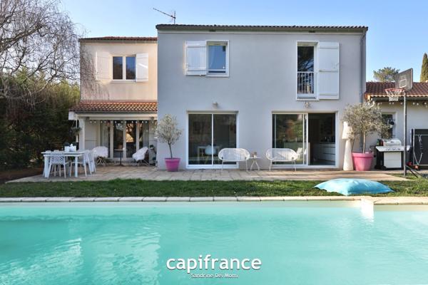 Maison 8 pièces TASSIN LE BOURG (69) de 157m² avec piscine, sous sol et garage - Parcelle de 817m²