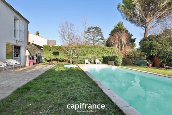 Maison 8 pièces TASSIN LE BOURG (69) de 157m² avec piscine, sous sol et garage - Parcelle de 817m²