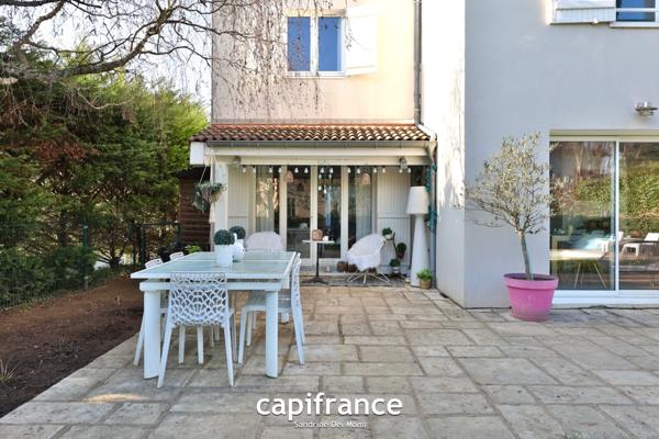 Maison 8 pièces TASSIN LE BOURG (69) de 157m² avec piscine, sous sol et garage - Parcelle de 817m²