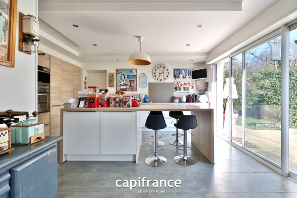 Maison 8 pièces TASSIN LE BOURG (69) de 157m² avec piscine, sous sol et garage - Parcelle de 817m²