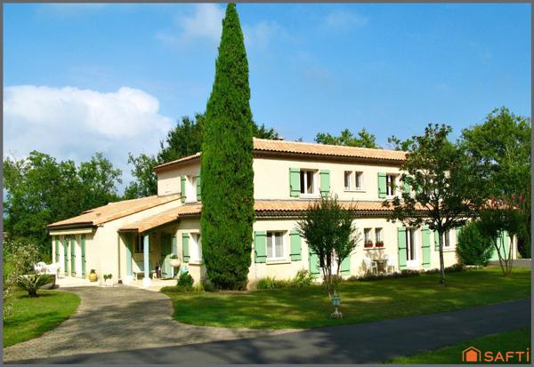 Maison d'architecte, grand séjour, 6 chambres + bureau, 2 sdb, garage, piscine chauffée et pool house.