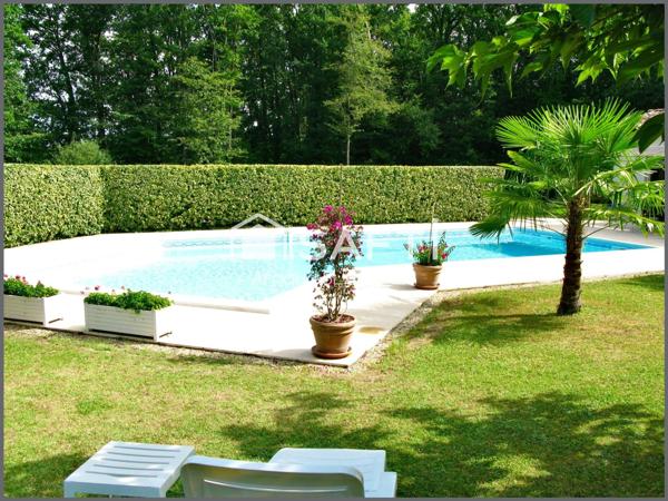 Maison d'architecte, grand séjour, 6 chambres + bureau, 2 sdb, garage, piscine chauffée et pool house.