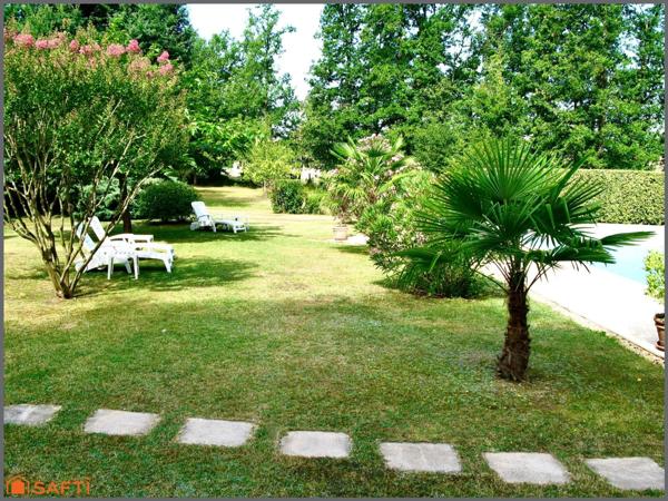 Maison d'architecte, grand séjour, 6 chambres + bureau, 2 sdb, garage, piscine chauffée et pool house.