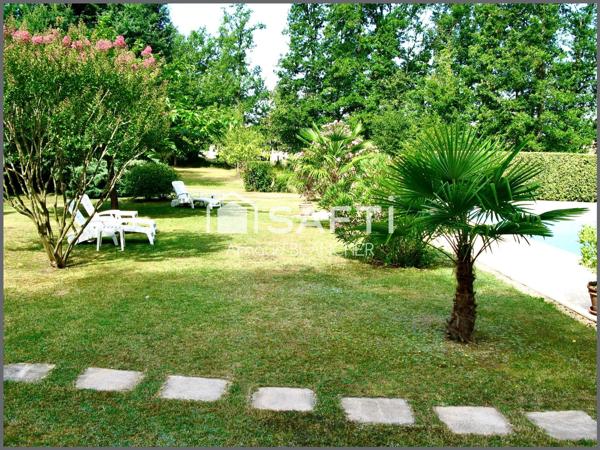 Maison d'architecte, grand séjour, 6 chambres + bureau, 2 sdb, garage, piscine chauffée et pool house.