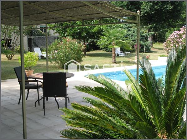 Maison d'architecte, grand séjour, 6 chambres + bureau, 2 sdb, garage, piscine chauffée et pool house.