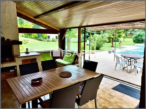 Maison d'architecte, grand séjour, 6 chambres + bureau, 2 sdb, garage, piscine chauffée et pool house.