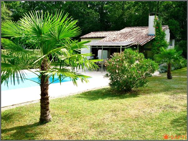 Maison d'architecte, grand séjour, 6 chambres + bureau, 2 sdb, garage, piscine chauffée et pool house.