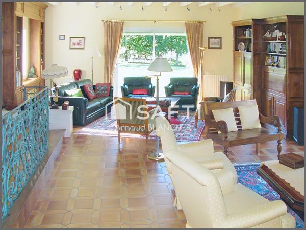 Maison d'architecte, grand séjour, 6 chambres + bureau, 2 sdb, garage, piscine chauffée et pool house.