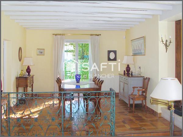 Maison d'architecte, grand séjour, 6 chambres + bureau, 2 sdb, garage, piscine chauffée et pool house.