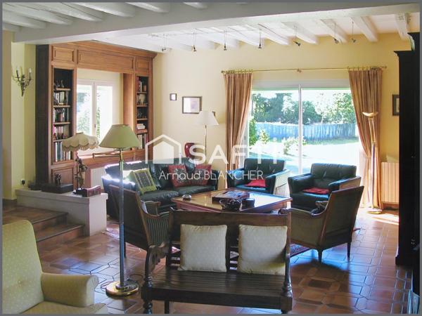 Maison d'architecte, grand séjour, 6 chambres + bureau, 2 sdb, garage, piscine chauffée et pool house.