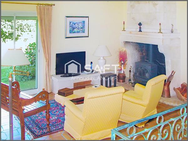 Maison d'architecte, grand séjour, 6 chambres + bureau, 2 sdb, garage, piscine chauffée et pool house.