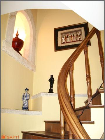 Maison d'architecte, grand séjour, 6 chambres + bureau, 2 sdb, garage, piscine chauffée et pool house.