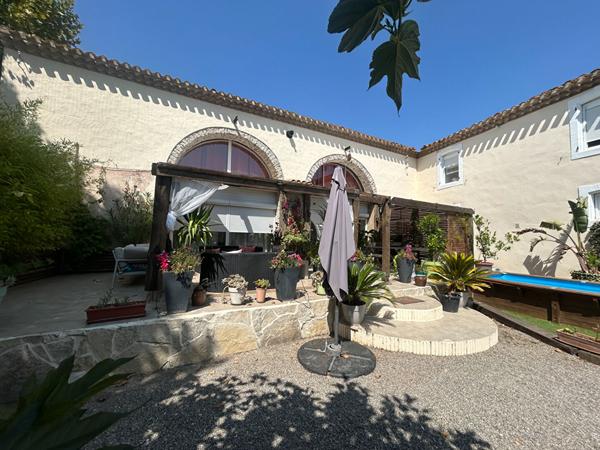 À vendre : superbe domaine rénové au coeur du village ! Porche de Carcassonne